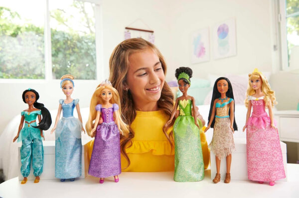 Mattel Disney Princess Toys, Aurora Fashion Doll, Sparkling Look with Blonde Hair, Purple Eyes & Tiara Accessory, Inspired by the Sleeping Beauty Movie - Image 3