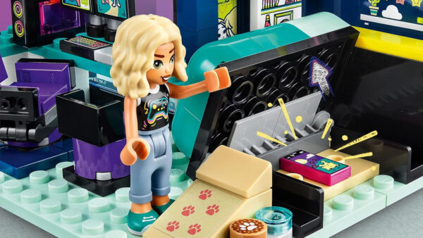 LEGO Friends Nova's Room Gaming Themed Bedroom Playset 41755, Collectible Toy with Zac Mini-Doll and Pickle The Dog, Small Gift Idea for Kids 6 and Up - Image 7
